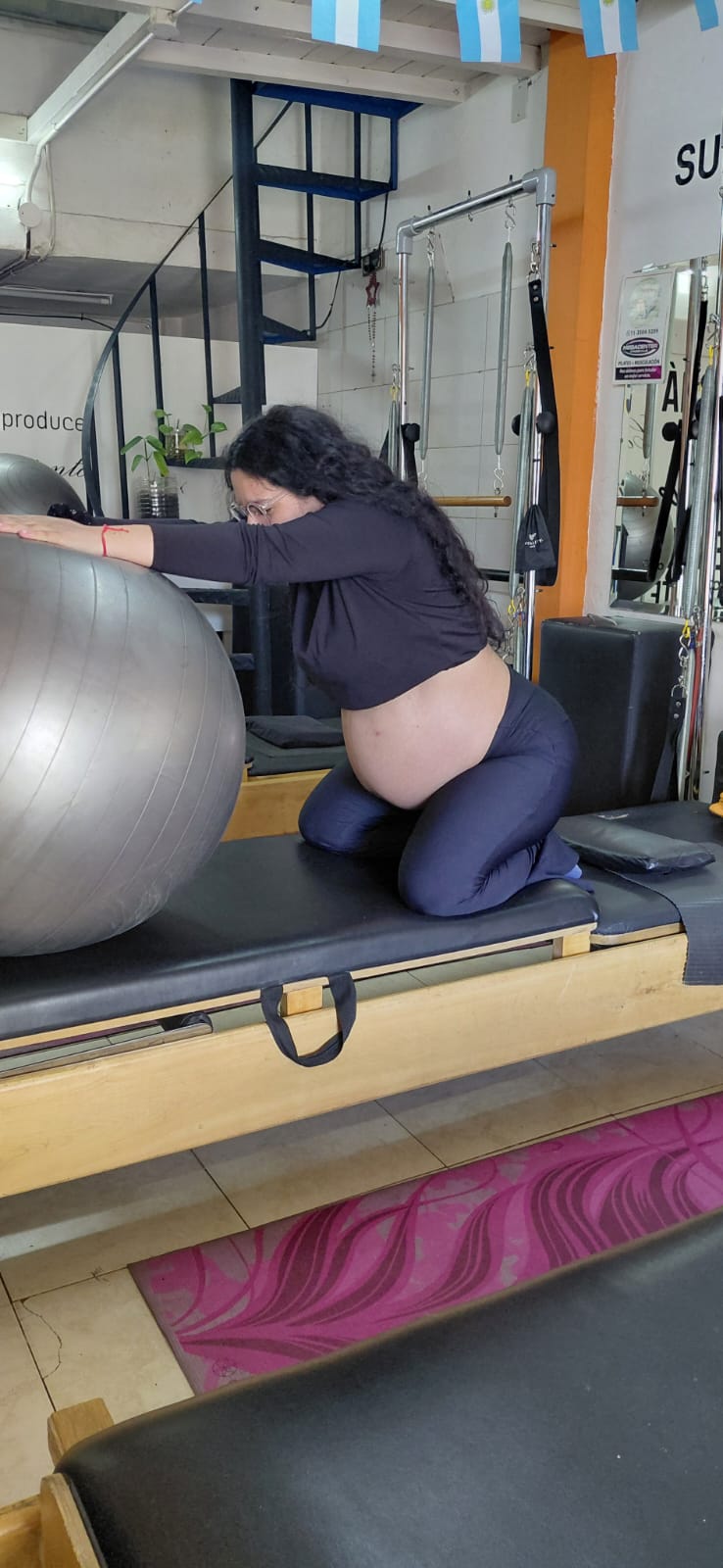 Pilates sobre máquina en estudio