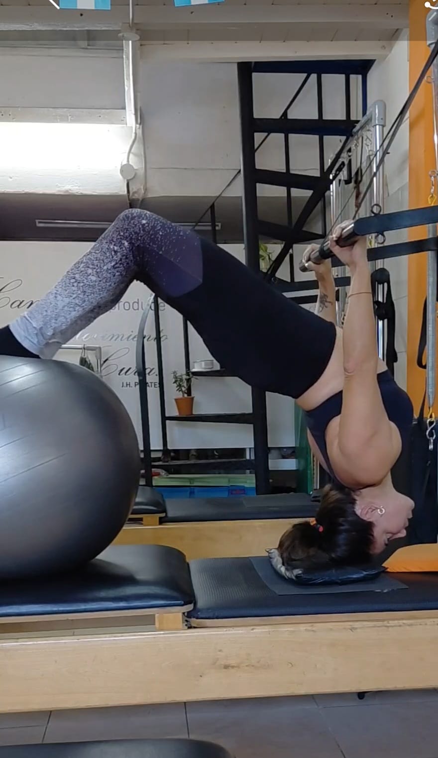 Pilates en estudio luminoso